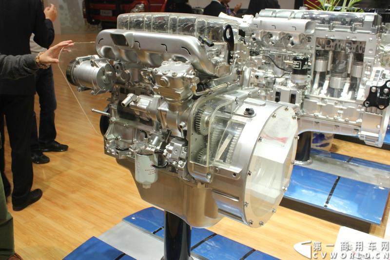 2013年10月30日，中国国际商用车展（CCVS）在武汉国际博览中心开幕，此次展会相比首届规模更大，覆盖B1-B5，A1-A3八个展区。相比首届，今年还增加了动态展示区，还有车试乘试驾，专用车功能演示等环节。一汽解放、东风商用车、重汽、福田、陕汽、江淮、上依红等厂商纷纷携旗下明星产品悉数亮相。图为东风DDi45发动机。