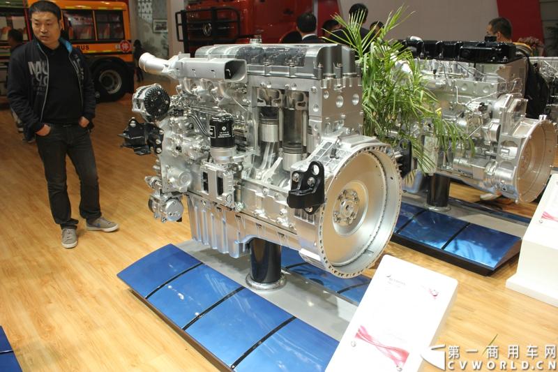 2013年10月30日，中国国际商用车展（CCVS）在武汉国际博览中心开幕，此次展会相比首届规模更大，覆盖B1-B5，A1-A3八个展区。相比首届，今年还增加了动态展示区，还有车试乘试驾，专用车功能演示等环节。一汽解放、东风商用车、重汽、福田、陕汽、江淮、上依红等厂商纷纷携旗下明星产品悉数亮相。图为东风DDi13发动机。