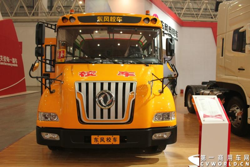 2013年10月30日，中国国际商用车展（CCVS）在武汉国际博览中心开幕，此次展会相比首届规模更大，覆盖B1-B5，A1-A3八个展区。相比首届，今年还增加了动态展示区，还有车试乘试驾，专用车功能演示等环节。一汽解放、东风商用车、重汽、福田、陕汽、江淮、上依红等厂商纷纷携旗下明星产品悉数亮相。图为东风校车。