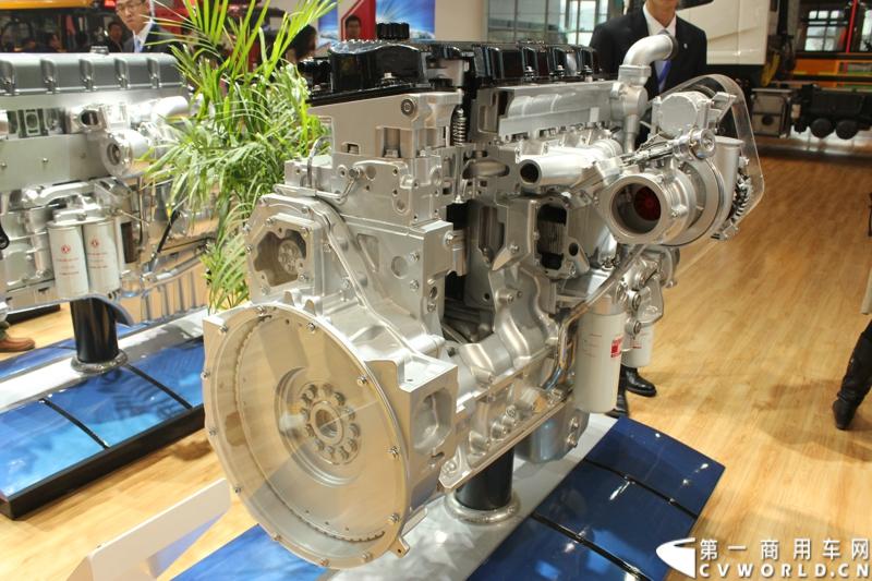 2013年10月30日，中国国际商用车展（CCVS）在武汉国际博览中心开幕，此次展会相比首届规模更大，覆盖B1-B5，A1-A3八个展区。相比首届，今年还增加了动态展示区，还有车试乘试驾，专用车功能演示等环节。一汽解放、东风商用车、重汽、福田、陕汽、江淮、上依红等厂商纷纷携旗下明星产品悉数亮相。图为东风康明斯13升发动机。