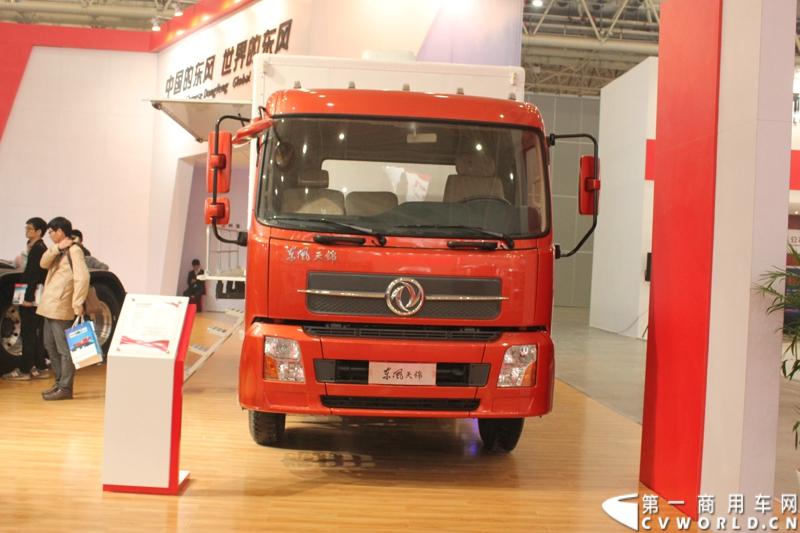 2013年10月30日，中国国际商用车展（CCVS）在武汉国际博览中心开幕，此次展会相比首届规模更大，覆盖B1-B5，A1-A3八个展区。相比首届，今年还增加了动态展示区，还有车试乘试驾，专用车功能演示等环节。一汽解放、东风商用车、重汽、福田、陕汽、江淮、上依红等厂商纷纷携旗下明星产品悉数亮相。图为东风水净化多功能车。