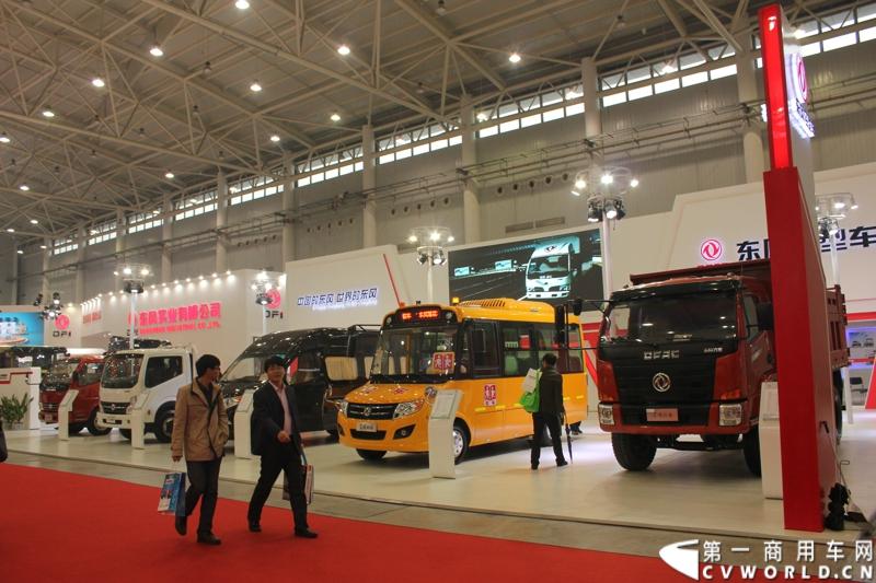 2013年10月30日，中国国际商用车展（CCVS）在武汉国际博览中心开幕，此次展会相比首届规模更大，覆盖B1-B5，A1-A3八个展区。相比首届，今年还增加了动态展示区，还有车试乘试驾，专用车功能演示等环节。一汽解放、东风商用车、重汽、福田、陕汽、江淮、上依红等厂商纷纷携旗下明星产品悉数亮相。图为东风轻型车展台。