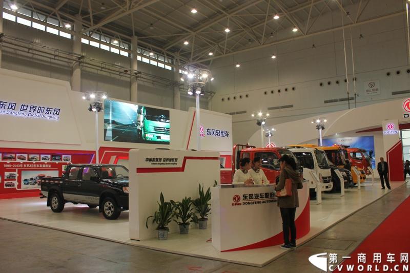 2013年10月30日，中国国际商用车展（CCVS）在武汉国际博览中心开幕，此次展会相比首届规模更大，覆盖B1-B5，A1-A3八个展区。相比首届，今年还增加了动态展示区，还有车试乘试驾，专用车功能演示等环节。一汽解放、东风商用车、重汽、福田、陕汽、江淮、上依红等厂商纷纷携旗下明星产品悉数亮相。图为东风股份展台。
