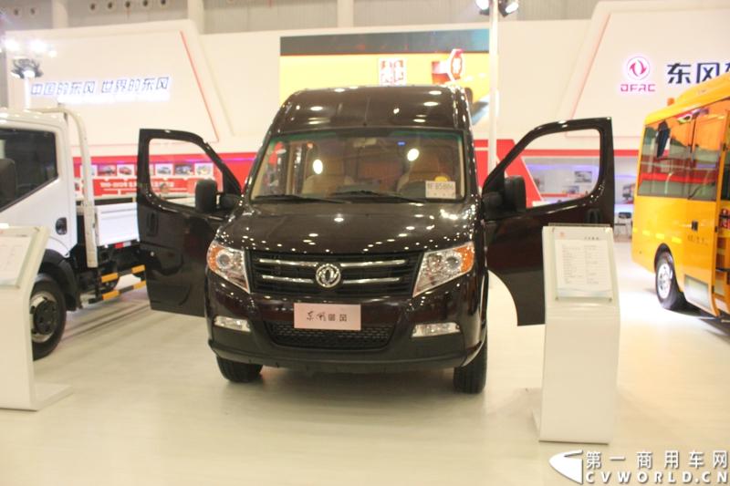 2013年10月30日，中国国际商用车展（CCVS）在武汉国际博览中心开幕，此次展会相比首届规模更大，覆盖B1-B5，A1-A3八个展区。相比首届，今年还增加了动态展示区，还有车试乘试驾，专用车功能演示等环节。一汽解放、东风商用车、重汽、福田、陕汽、江淮、上依红等厂商纷纷携旗下明星产品悉数亮相。图为东风御风。