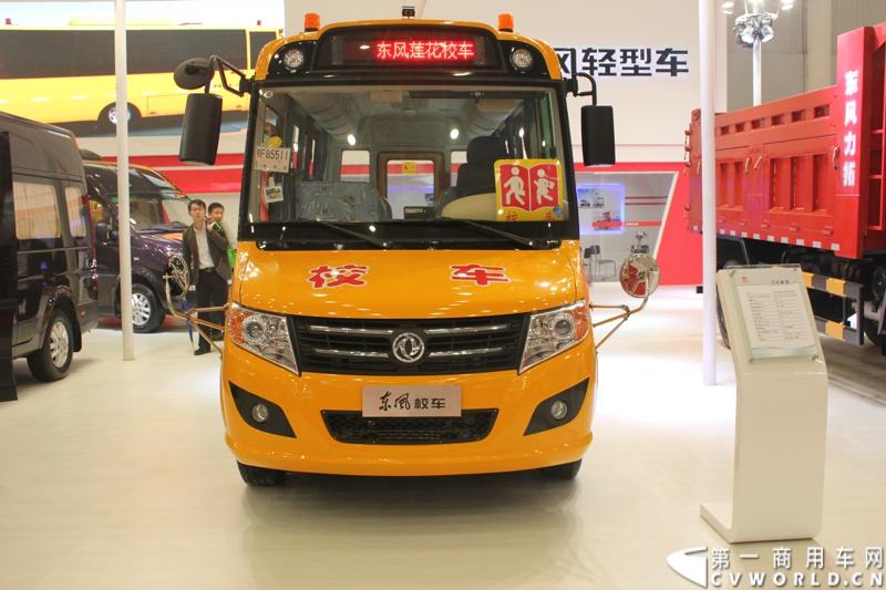 2013年10月30日，中国国际商用车展（CCVS）在武汉国际博览中心开幕，此次展会相比首届规模更大，覆盖B1-B5，A1-A3八个展区。相比首届，今年还增加了动态展示区，还有车试乘试驾，专用车功能演示等环节。一汽解放、东风商用车、重汽、福田、陕汽、江淮、上依红等厂商纷纷携旗下明星产品悉数亮相。图为东风莲花小学生专用校车。