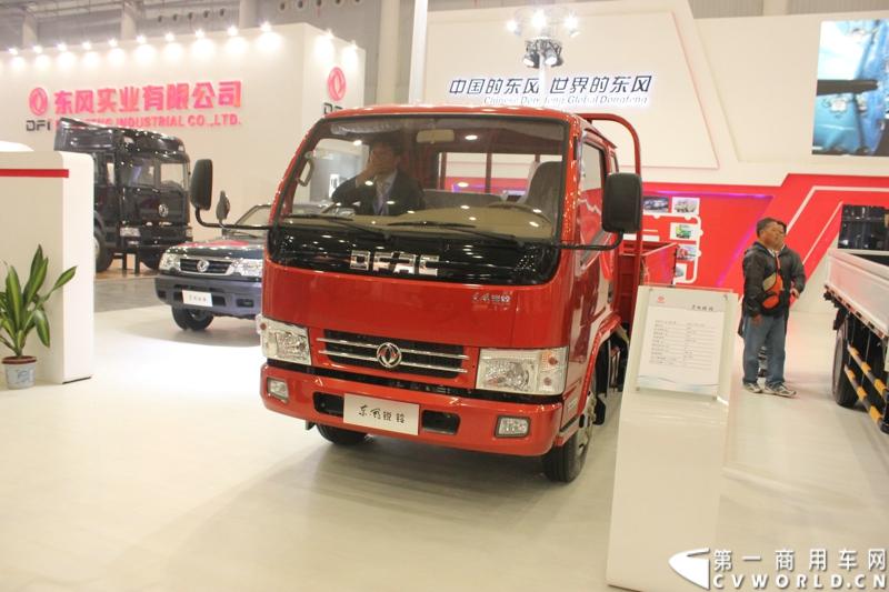 2013年10月30日，中国国际商用车展（CCVS）在武汉国际博览中心开幕，此次展会相比首届规模更大，覆盖B1-B5，A1-A3八个展区。相比首届，今年还增加了动态展示区，还有车试乘试驾，专用车功能演示等环节。一汽解放、东风商用车、重汽、福田、陕汽、江淮、上依红等厂商纷纷携旗下明星产品悉数亮相。图为东风锐铃轻卡。