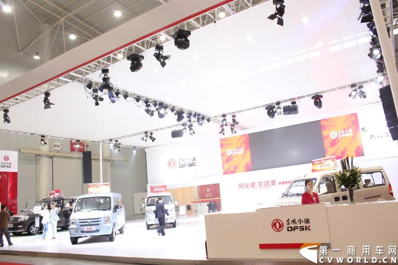 2013年10月30日，中国国际商用车展（CCVS）在武汉国际博览中心开幕，此次展会相比首届规模更大，覆盖B1-B5，A1-A3八个展区。相比首届，今年还增加了动态展示区，还有车试乘试驾，专用车功能演示等环节。一汽解放、东风商用车、重汽、福田、陕汽、江淮、上依红等厂商纷纷携旗下明星产品悉数亮相。图为东风小康展台。