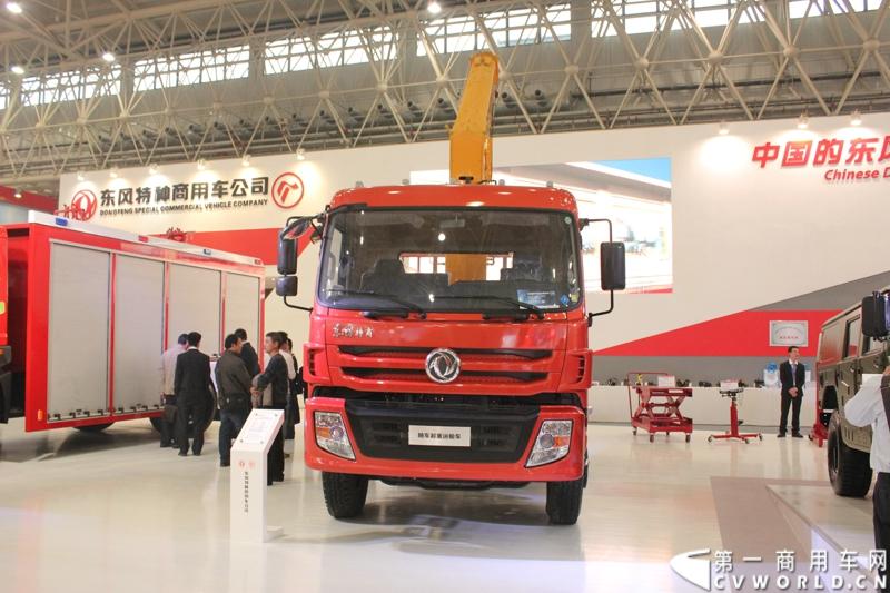 2013年10月30日，中国国际商用车展（CCVS）在武汉国际博览中心开幕，此次展会相比首届规模更大，覆盖B1-B5，A1-A3八个展区。相比首届，今年还增加了动态展示区，还有车试乘试驾，专用车功能演示等环节。一汽解放、东风商用车、重汽、福田、陕汽、江淮、上依红等厂商纷纷携旗下明星产品悉数亮相。图为东风随车起重运输车。