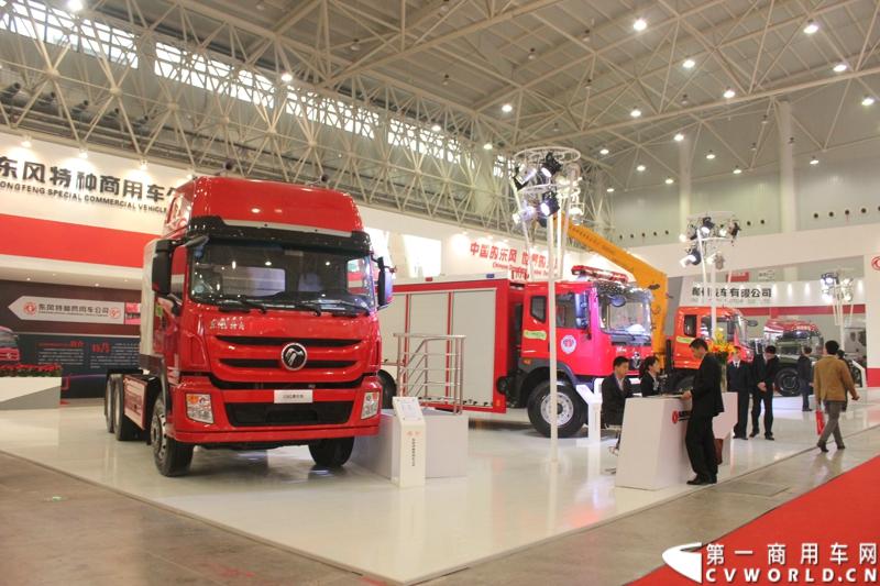 2013年10月30日，中国国际商用车展（CCVS）在武汉国际博览中心开幕，此次展会相比首届规模更大，覆盖B1-B5，A1-A3八个展区。相比首届，今年还增加了动态展示区，还有车试乘试驾，专用车功能演示等环节。一汽解放、东风商用车、重汽、福田、陕汽、江淮、上依红等厂商纷纷携旗下明星产品悉数亮相。图为东风特种商用车展台。