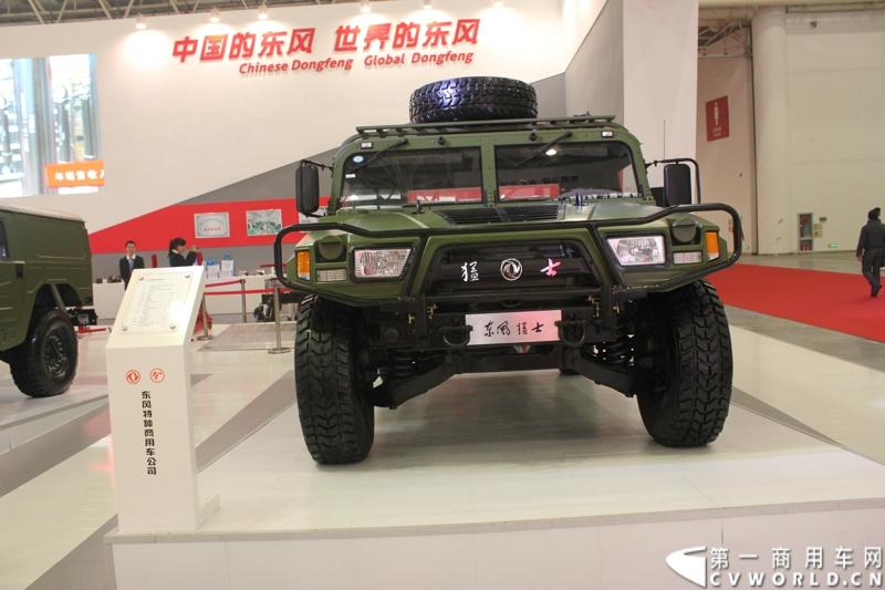 2013年10月30日，中国国际商用车展（CCVS）在武汉国际博览中心开幕，此次展会相比首届规模更大，覆盖B1-B5，A1-A3八个展区。相比首届，今年还增加了动态展示区，还有车试乘试驾，专用车功能演示等环节。一汽解放、东风商用车、重汽、福田、陕汽、江淮、上依红等厂商纷纷携旗下明星产品悉数亮相。图为东风勇士。