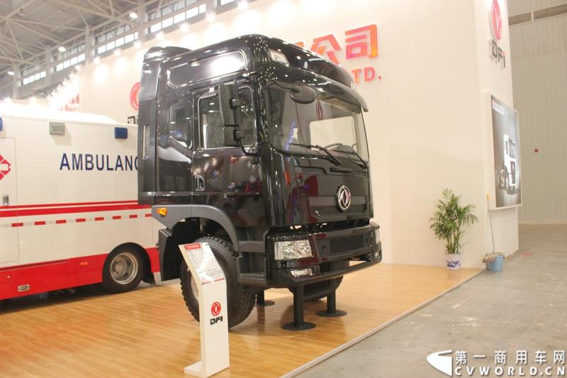 2013年10月30日，中国国际商用车展（CCVS）在武汉国际博览中心开幕，此次展会相比首届规模更大，覆盖B1-B5，A1-A3八个展区。相比首届，今年还增加了动态展示区，还有车试乘试驾，专用车功能演示等环节。一汽解放、东风商用车、重汽、福田、陕汽、江淮、上依红等厂商纷纷携旗下明星产品悉数亮相。图为东风（十堰）特种车公司驾驶室总成T702W。