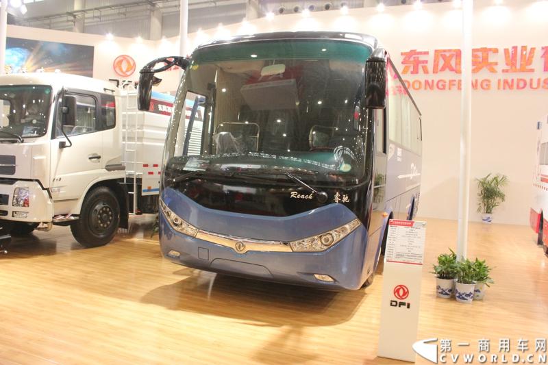2013年10月30日，中国国际商用车展（CCVS）在武汉国际博览中心开幕，此次展会相比首届规模更大，覆盖B1-B5，A1-A3八个展区。相比首届，今年还增加了动态展示区，还有车试乘试驾，专用车功能演示等环节。一汽解放、东风商用车、重汽、福田、陕汽、江淮、上依红等厂商纷纷携旗下明星产品悉数亮相。图为东风特汽公路客车。