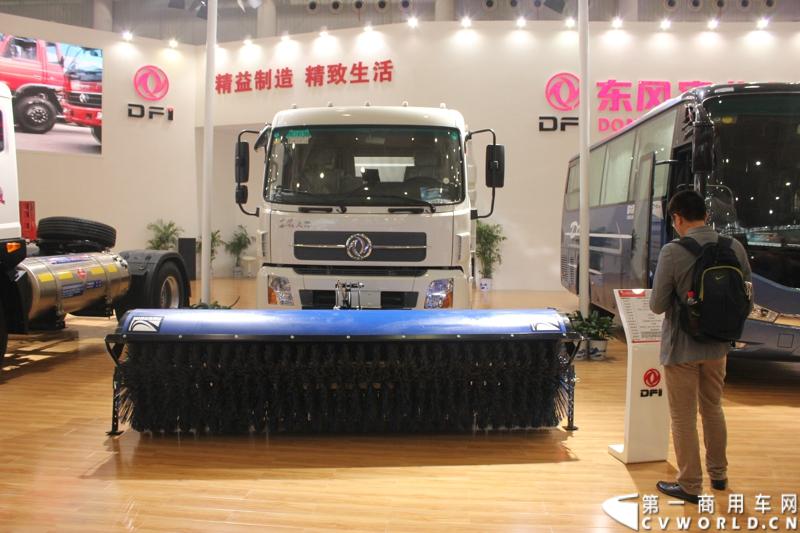 2013年10月30日，中国国际商用车展（CCVS）在武汉国际博览中心开幕，此次展会相比首届规模更大，覆盖B1-B5，A1-A3八个展区。相比首届，今年还增加了动态展示区，还有车试乘试驾，专用车功能演示等环节。一汽解放、东风商用车、重汽、福田、陕汽、江淮、上依红等厂商纷纷携旗下明星产品悉数亮相。图为东风特汽道路清扫车。