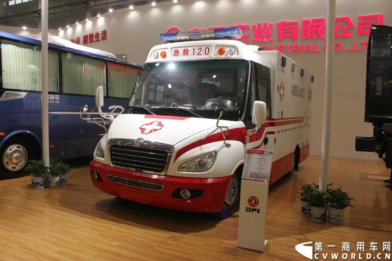 2013年10月30日，中国国际商用车展（CCVS）在武汉国际博览中心开幕，此次展会相比首届规模更大，覆盖B1-B5，A1-A3八个展区。相比首届，今年还增加了动态展示区，还有车试乘试驾，专用车功能演示等环节。一汽解放、东风商用车、重汽、福田、陕汽、江淮、上依红等厂商纷纷携旗下明星产品悉数亮相。图为东风特汽重症监护型救护车。