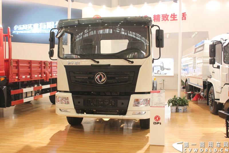 2013年10月30日，中国国际商用车展（CCVS）在武汉国际博览中心开幕，此次展会相比首届规模更大，覆盖B1-B5，A1-A3八个展区。相比首届，今年还增加了动态展示区，还有车试乘试驾，专用车功能演示等环节。一汽解放、东风商用车、重汽、福田、陕汽、江淮、上依红等厂商纷纷携旗下明星产品悉数亮相。图为东风神宇燃气港口牵引车。