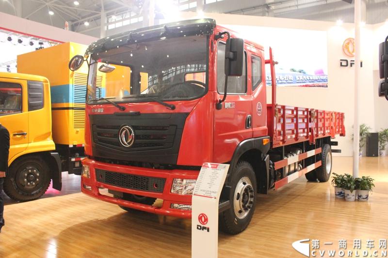 2013年10月30日，中国国际商用车展（CCVS）在武汉国际博览中心开幕，此次展会相比首届规模更大，覆盖B1-B5，A1-A3八个展区。相比首届，今年还增加了动态展示区，还有车试乘试驾，专用车功能演示等环节。一汽解放、东风商用车、重汽、福田、陕汽、江淮、上依红等厂商纷纷携旗下明星产品悉数亮相。图为东风神宇平板物流运输车。