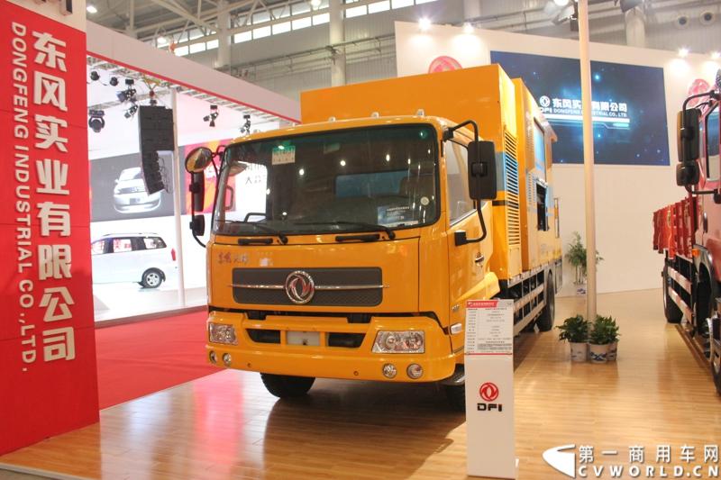 2013年10月30日，中国国际商用车展（CCVS）在武汉国际博览中心开幕，此次展会相比首届规模更大，覆盖B1-B5，A1-A3八个展区。相比首届，今年还增加了动态展示区，还有车试乘试驾，专用车功能演示等环节。一汽解放、东风商用车、重汽、福田、陕汽、江淮、上依红等厂商纷纷携旗下明星产品悉数亮相。图为东风神宇沥青道路微波养护车。