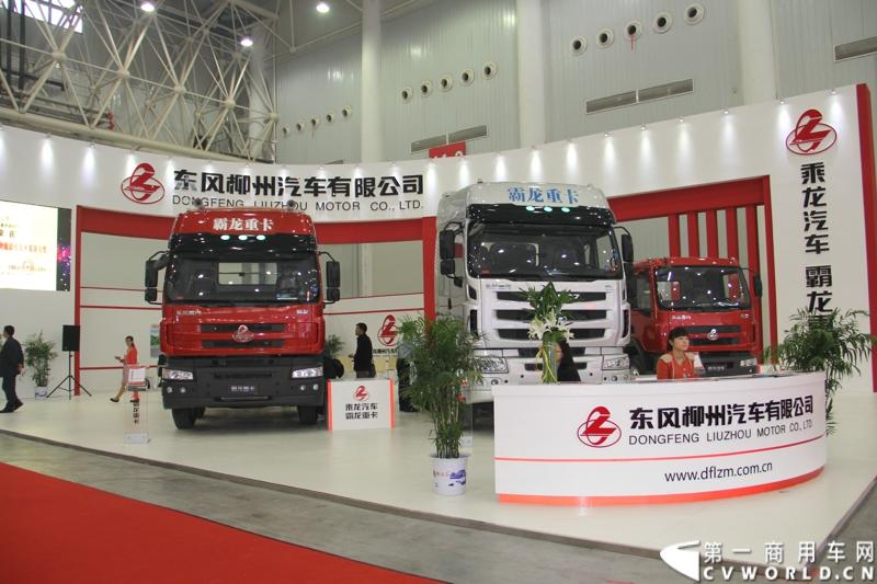 2013年10月30日，中国国际商用车展（CCVS）在武汉国际博览中心开幕，此次展会相比首届规模更大，覆盖B1-B5，A1-A3八个展区。相比首届，今年还增加了动态展示区，还有车试乘试驾，专用车功能演示等环节。一汽解放、东风商用车、重汽、福田、陕汽、江淮、上依红等厂商纷纷携旗下明星产品悉数亮相。图为东风柳汽展台。