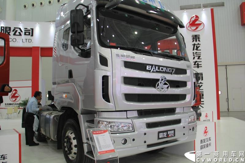 2013年10月30日，中国国际商用车展（CCVS）在武汉国际博览中心开幕，此次展会相比首届规模更大，覆盖B1-B5，A1-A3八个展区。相比首届，今年还增加了动态展示区，还有车试乘试驾，专用车功能演示等环节。一汽解放、东风商用车、重汽、福田、陕汽、江淮、上依红等厂商纷纷携旗下明星产品悉数亮相。图为东风柳汽展台。