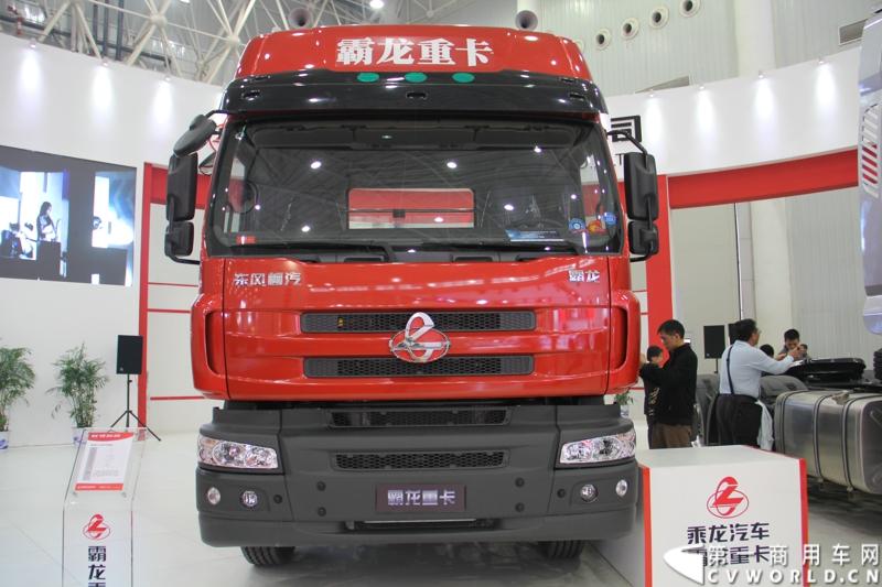 2013年10月30日，中国国际商用车展（CCVS）在武汉国际博览中心开幕，此次展会相比首届规模更大，覆盖B1-B5，A1-A3八个展区。相比首届，今年还增加了动态展示区，还有车试乘试驾，专用车功能演示等环节。一汽解放、东风商用车、重汽、福田、陕汽、江淮、上依红等厂商纷纷携旗下明星产品悉数亮相。图为东风柳汽展台。