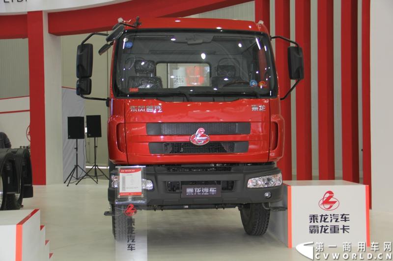 2013年10月30日，中国国际商用车展（CCVS）在武汉国际博览中心开幕，此次展会相比首届规模更大，覆盖B1-B5，A1-A3八个展区。相比首届，今年还增加了动态展示区，还有车试乘试驾，专用车功能演示等环节。一汽解放、东风商用车、重汽、福田、陕汽、江淮、上依红等厂商纷纷携旗下明星产品悉数亮相。图为东风柳汽展台。