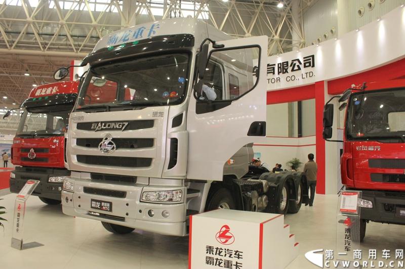 2013年10月30日，中国国际商用车展（CCVS）在武汉国际博览中心开幕，此次展会相比首届规模更大，覆盖B1-B5，A1-A3八个展区。相比首届，今年还增加了动态展示区，还有车试乘试驾，专用车功能演示等环节。一汽解放、东风商用车、重汽、福田、陕汽、江淮、上依红等厂商纷纷携旗下明星产品悉数亮相。图为28东风柳汽霸龙M7豪华版重卡。