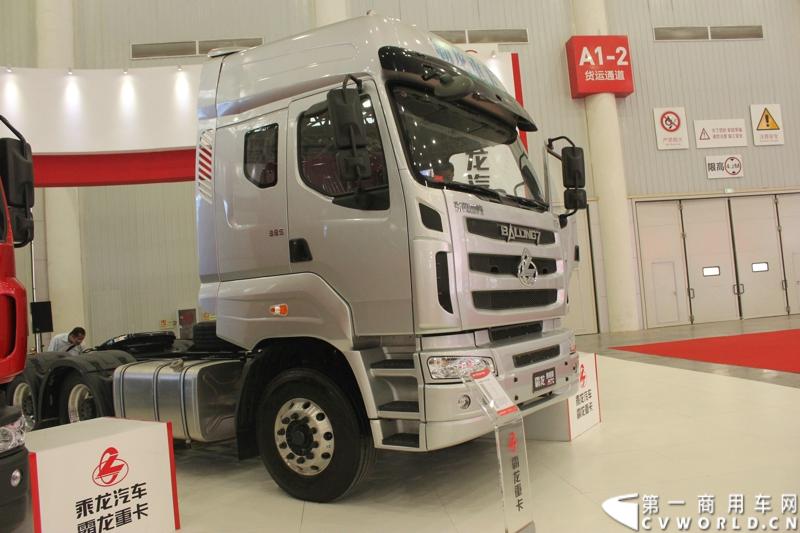 2013年10月30日，中国国际商用车展（CCVS）在武汉国际博览中心开幕，此次展会相比首届规模更大，覆盖B1-B5，A1-A3八个展区。相比首届，今年还增加了动态展示区，还有车试乘试驾，专用车功能演示等环节。一汽解放、东风商用车、重汽、福田、陕汽、江淮、上依红等厂商纷纷携旗下明星产品悉数亮相。图为28东风柳汽霸龙M7豪华版重卡。