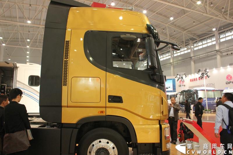 2013年10月30日，中国国际商用车展（CCVS）在武汉国际博览中心开幕，此次展会相比首届规模更大，覆盖B1-B5，A1-A3八个展区。相比首届，今年还增加了动态展示区，还有车试乘试驾，专用车功能演示等环节。一汽解放、东风商用车、重汽、福田、陕汽、江淮、上依红等厂商纷纷携旗下明星产品悉数亮相。图为东风商用车旗下最大明星，东风天龙旗舰版成为“土豪金”。