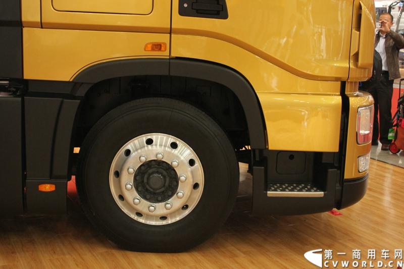 2013年10月30日，中国国际商用车展（CCVS）在武汉国际博览中心开幕，此次展会相比首届规模更大，覆盖B1-B5，A1-A3八个展区。相比首届，今年还增加了动态展示区，还有车试乘试驾，专用车功能演示等环节。一汽解放、东风商用车、重汽、福田、陕汽、江淮、上依红等厂商纷纷携旗下明星产品悉数亮相。图为东风商用车旗下最大明星，东风天龙旗舰版成为“土豪金”。