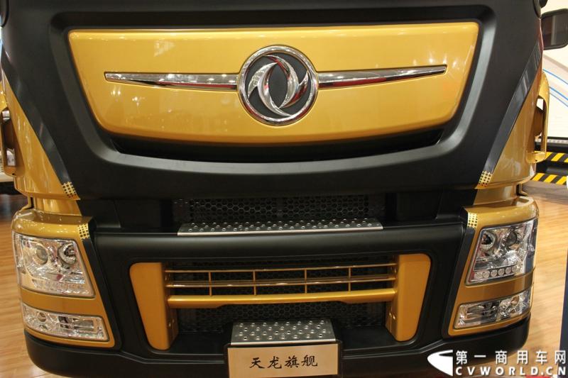 2013年10月30日，中国国际商用车展（CCVS）在武汉国际博览中心开幕，此次展会相比首届规模更大，覆盖B1-B5，A1-A3八个展区。相比首届，今年还增加了动态展示区，还有车试乘试驾，专用车功能演示等环节。一汽解放、东风商用车、重汽、福田、陕汽、江淮、上依红等厂商纷纷携旗下明星产品悉数亮相。图为东风商用车旗下最大明星，东风天龙旗舰版成为“土豪金”。