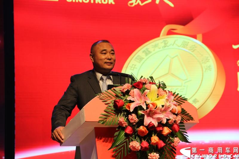 10月31日，中国重汽集团(2013)亲人服务大会在济南召开。来自全国各地服务站和供应商代表1300余人齐聚泉城，共同商谈亲人服务品牌的升级之路，开启“亲人同心 梦想同行”的全新之旅。图为“亲人服务一等奖”获奖单位代表发言。