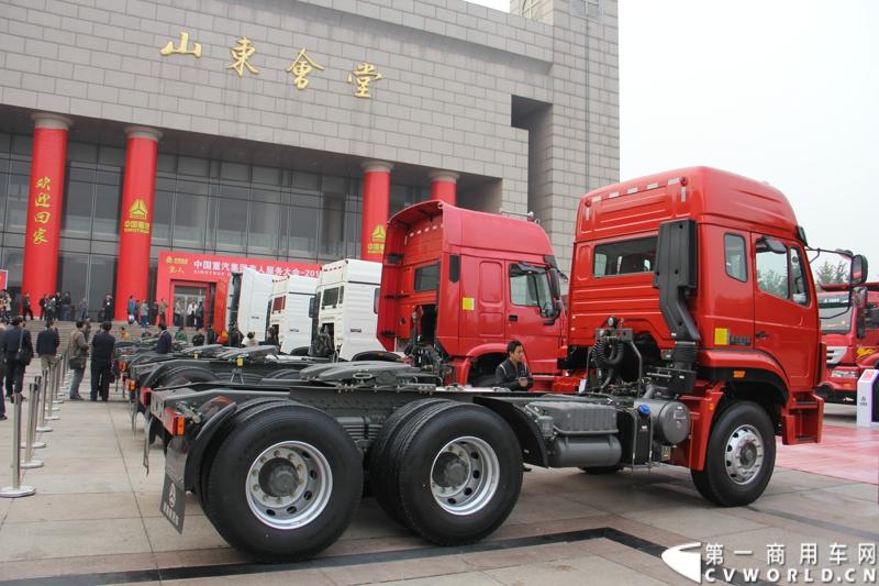 10月31日，中国重汽集团(2013)亲人服务大会在济南召开。来自全国各地服务站和供应商代表1300余人齐聚泉城，共同商谈亲人服务品牌的升级之路，开启“亲人同心 梦想同行”的全新之旅。图为室外展场。