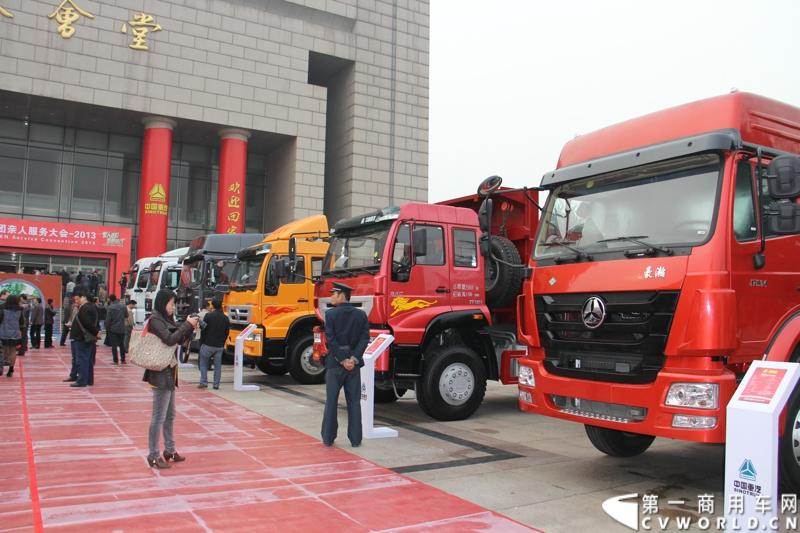 10月31日，中国重汽集团(2013)亲人服务大会在济南召开。来自全国各地服务站和供应商代表1300余人齐聚泉城，共同商谈亲人服务品牌的升级之路，开启“亲人同心 梦想同行”的全新之旅。图为室外展场。