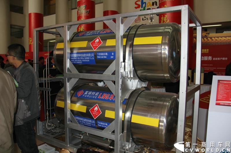10月31日，中国重汽集团(2013)亲人服务大会在济南召开。来自全国各地服务站和供应商代表1300余人齐聚泉城，共同商谈亲人服务品牌的升级之路，开启“亲人同心 梦想同行”的全新之旅。图为现场展出的富瑞特装LNG气瓶。