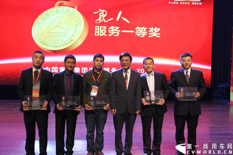 10月31日，中国重汽集团(2013)亲人服务大会在济南召开。来自全国各地服务站和供应商代表1300余人齐聚泉城，共同商谈亲人服务品牌的升级之路，开启“亲人同心 梦想同行”的全新之旅。图为中国重汽集团总经理蔡东为“亲人服务一等奖”获奖单位颁奖。