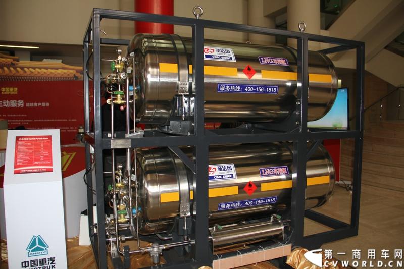 10月31日，中国重汽集团(2013)亲人服务大会在济南召开。来自全国各地服务站和供应商代表1300余人齐聚泉城，共同商谈亲人服务品牌的升级之路，开启“亲人同心 梦想同行”的全新之旅。图为现场展出的中集圣达因LNG气瓶。