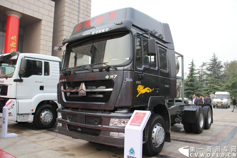 10月31日，中国重汽集团(2013)亲人服务大会在济南召开。来自全国各地服务站和供应商代表1300余人齐聚泉城，共同商谈亲人服务品牌的升级之路，开启“亲人同心 梦想同行”的全新之旅。图为重汽HOKA H7 LNG牵引车。