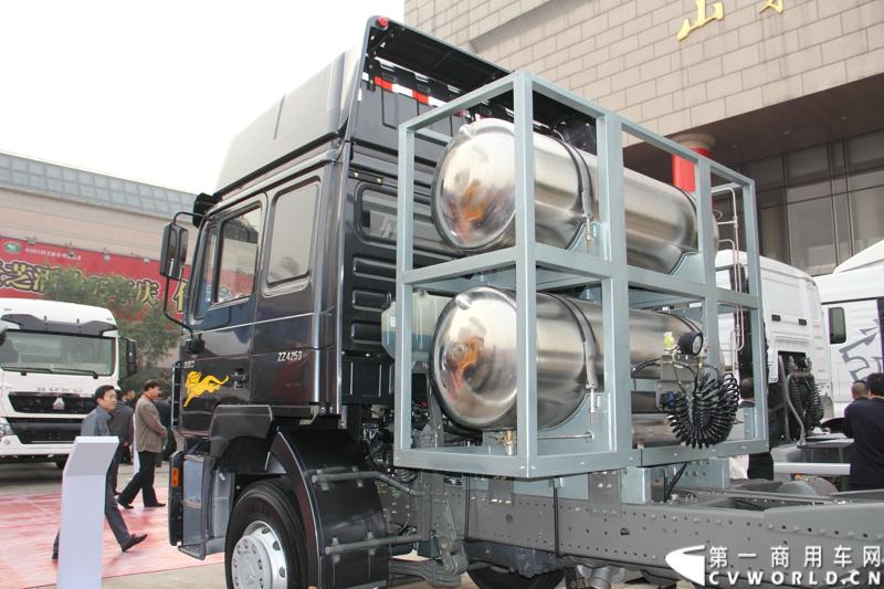 10月31日，中国重汽集团(2013)亲人服务大会在济南召开。来自全国各地服务站和供应商代表1300余人齐聚泉城，共同商谈亲人服务品牌的升级之路，开启“亲人同心 梦想同行”的全新之旅。图为重汽HOKA H7 LNG牵引车。