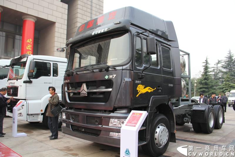 10月31日，中国重汽集团(2013)亲人服务大会在济南召开。来自全国各地服务站和供应商代表1300余人齐聚泉城，共同商谈亲人服务品牌的升级之路，开启“亲人同心 梦想同行”的全新之旅。图为重汽HOKA H7 LNG牵引车。