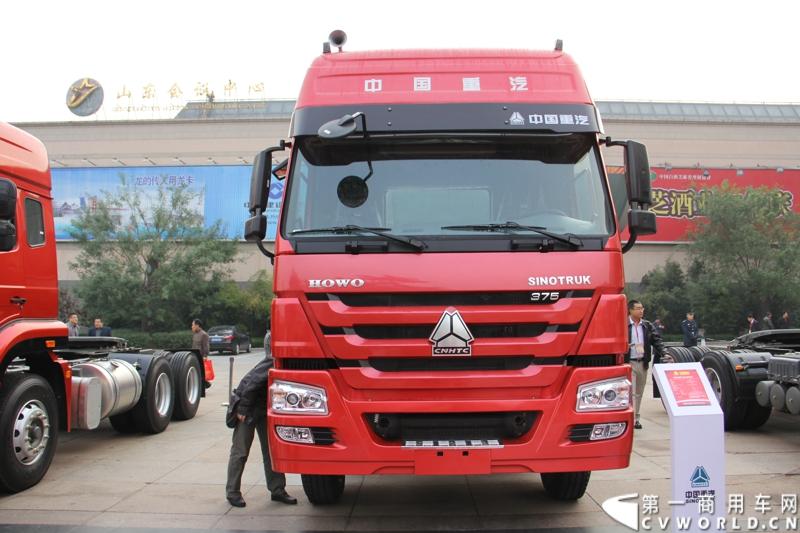 10月31日，中国重汽集团(2013)亲人服务大会在济南召开。来自全国各地服务站和供应商代表1300余人齐聚泉城，共同商谈亲人服务品牌的升级之路，开启“亲人同心 梦想同行”的全新之旅。图为重汽HOWO 375马力牵引车。