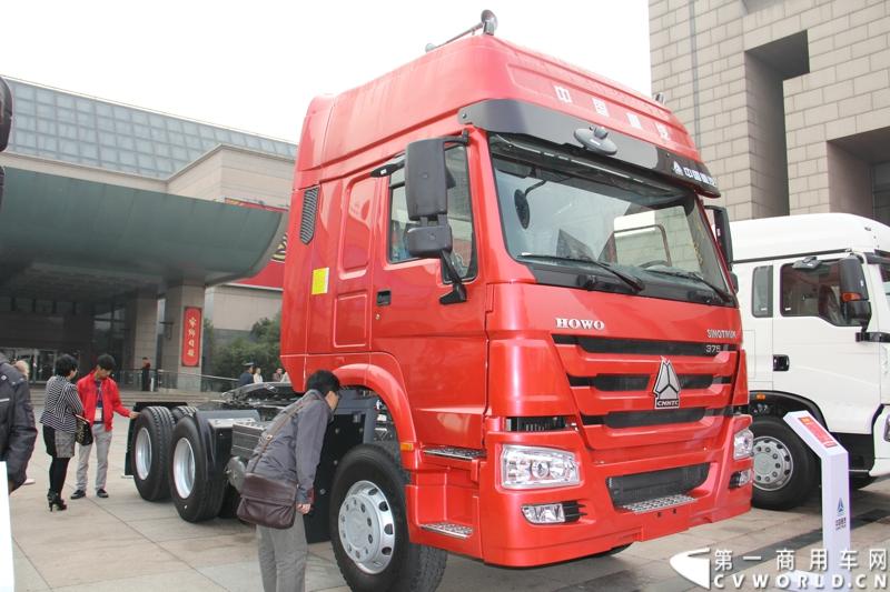10月31日，中国重汽集团(2013)亲人服务大会在济南召开。来自全国各地服务站和供应商代表1300余人齐聚泉城，共同商谈亲人服务品牌的升级之路，开启“亲人同心 梦想同行”的全新之旅。图为重汽HOWO 375马力牵引车。
