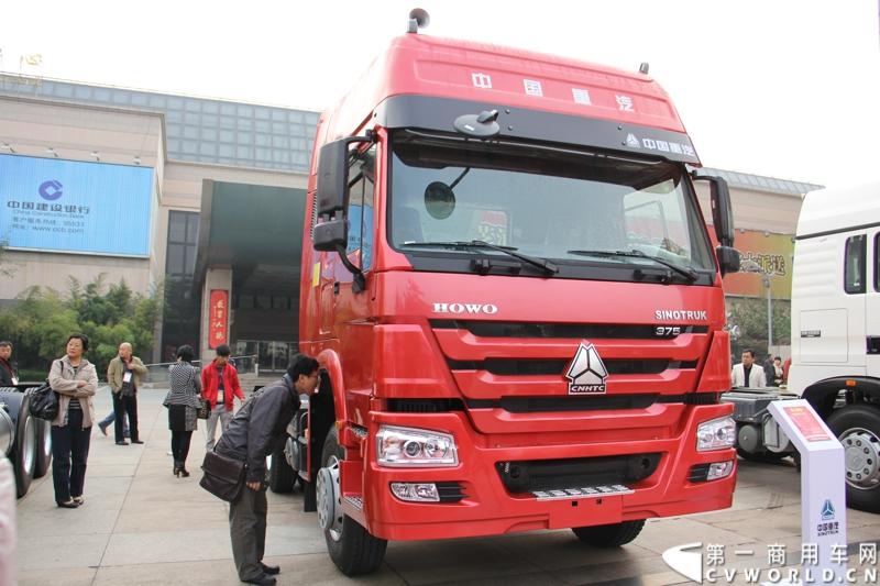 10月31日，中国重汽集团(2013)亲人服务大会在济南召开。来自全国各地服务站和供应商代表1300余人齐聚泉城，共同商谈亲人服务品牌的升级之路，开启“亲人同心 梦想同行”的全新之旅。图为重汽HOWO 375马力牵引车。
