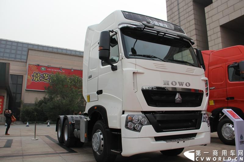 10月31日，中国重汽集团(2013)亲人服务大会在济南召开。来自全国各地服务站和供应商代表1300余人齐聚泉城，共同商谈亲人服务品牌的升级之路，开启“亲人同心 梦想同行”的全新之旅。图为重汽HOWO-T7H-440马力牵引车展示。
