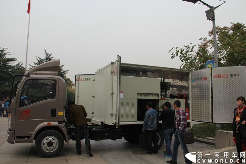 10月31日，中国重汽集团(2013)亲人服务大会在济南召开。来自全国各地服务站和供应商代表1300余人齐聚泉城，共同商谈亲人服务品牌的升级之路，开启“亲人同心 梦想同行”的全新之旅。图为重汽HOWO轻卡改装的野外救援服务车。