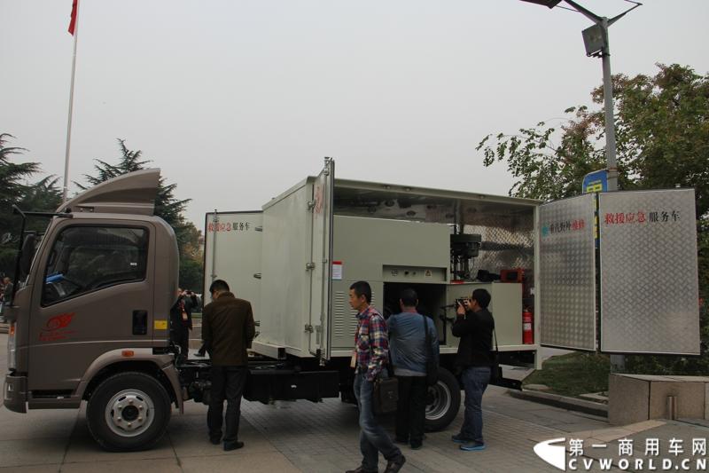 10月31日，中国重汽集团(2013)亲人服务大会在济南召开。来自全国各地服务站和供应商代表1300余人齐聚泉城，共同商谈亲人服务品牌的升级之路，开启“亲人同心 梦想同行”的全新之旅。图为重汽HOWO轻卡改装的野外救援服务车。