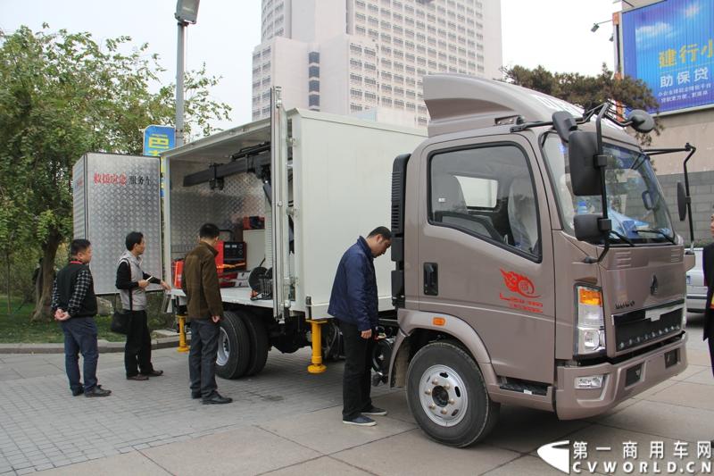 10月31日，中国重汽集团(2013)亲人服务大会在济南召开。来自全国各地服务站和供应商代表1300余人齐聚泉城，共同商谈亲人服务品牌的升级之路，开启“亲人同心 梦想同行”的全新之旅。图为重汽HOWO轻卡改装的野外救援服务车。