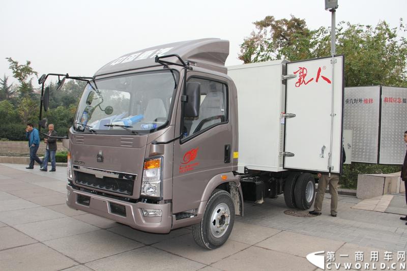 10月31日，中国重汽集团(2013)亲人服务大会在济南召开。来自全国各地服务站和供应商代表1300余人齐聚泉城，共同商谈亲人服务品牌的升级之路，开启“亲人同心 梦想同行”的全新之旅。图为重汽HOWO轻卡改装的野外救援服务车。