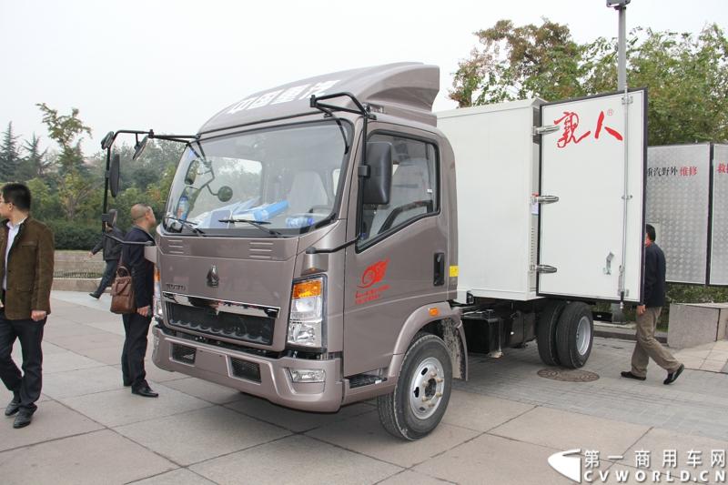 10月31日，中国重汽集团(2013)亲人服务大会在济南召开。来自全国各地服务站和供应商代表1300余人齐聚泉城，共同商谈亲人服务品牌的升级之路，开启“亲人同心 梦想同行”的全新之旅。图为重汽HOWO轻卡改装的野外救援服务车。