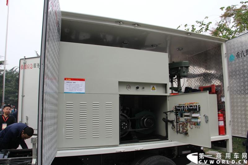 10月31日，中国重汽集团(2013)亲人服务大会在济南召开。来自全国各地服务站和供应商代表1300余人齐聚泉城，共同商谈亲人服务品牌的升级之路，开启“亲人同心 梦想同行”的全新之旅。图为重汽HOWO轻卡改装的野外救援服务车。