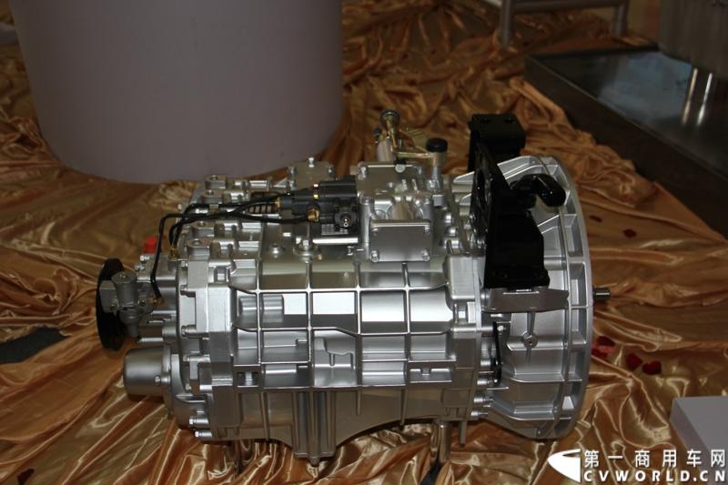 10月31日，中国重汽集团(2013)亲人服务大会在济南召开。来自全国各地服务站和供应商代表1300余人齐聚泉城，共同商谈亲人服务品牌的升级之路，开启“亲人同心 梦想同行”的全新之旅。图为重汽HW13710CL系列变速器。